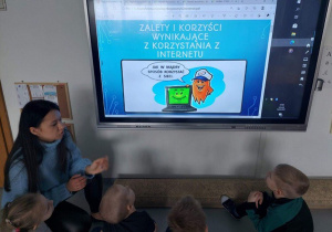 Dzieci korzystają z tablicy multimedialnej